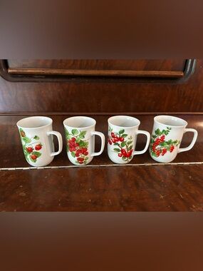 Vintage Seymour Mann Berry mugs set of 4